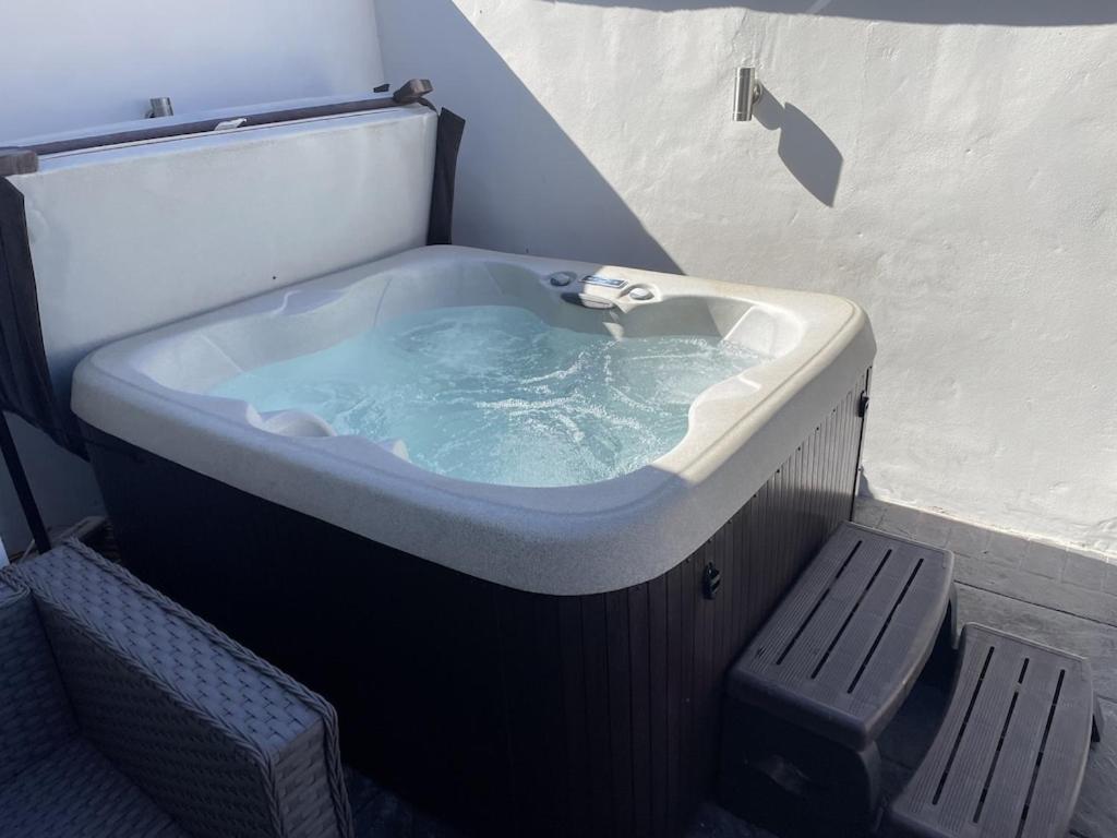 Quirky In The Centre Of With A Hot Tub Holiday home