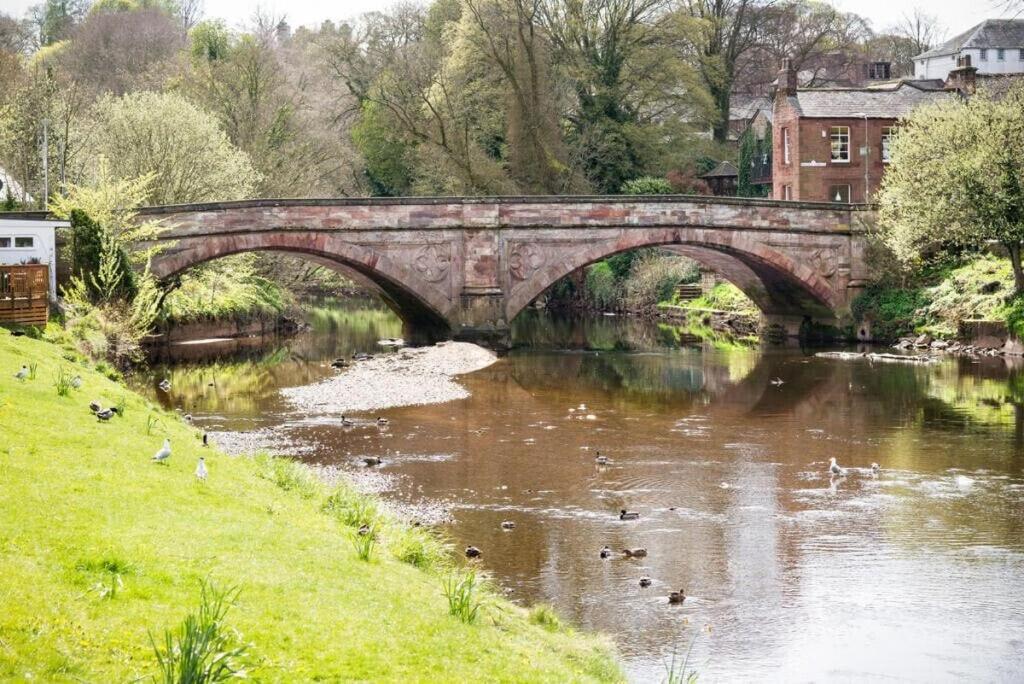 Quirky In The Centre Of With A Hot Tub Holiday home *